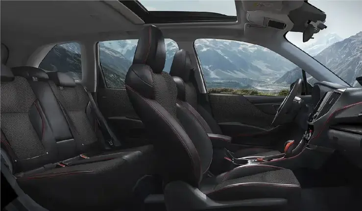 Vista lateral de interior de auto Subaru mostrando los asientos traseros y delanteros