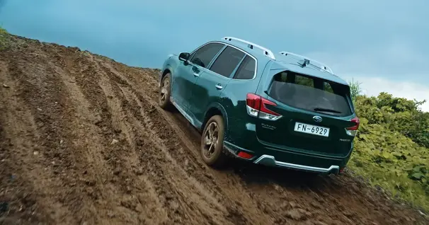 Auto crossover subiendo pendiente en montaña