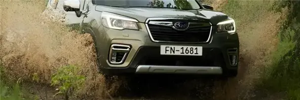 vehículo 4x4 Subaru andando en lodo