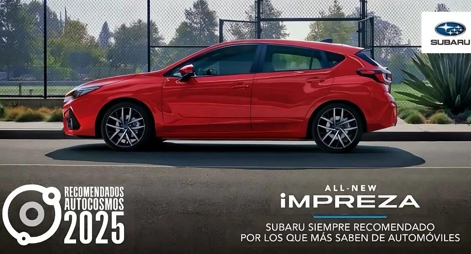 Subaru Impreza color rojo estacionado frente a parque