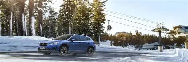 modelo Subaru 4x4 andando en carretera nevada