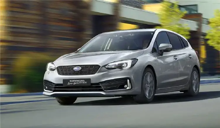 New Impreza color plata a velocidad por calle de ciudad