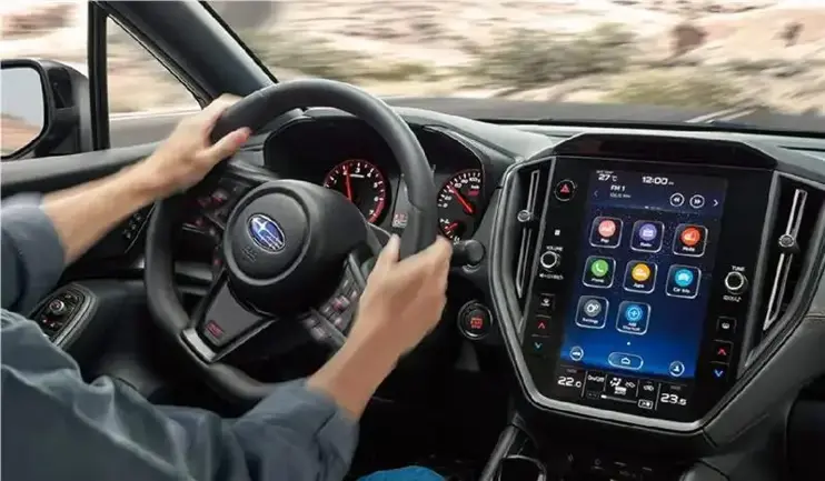 persona conduciendo auto Subaru